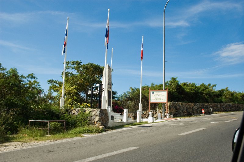 042_DSC_5000.jpg - Border crossing to the French side of the island
