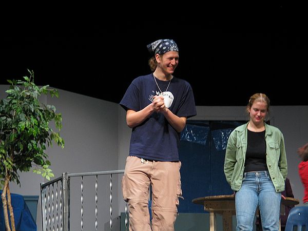 Moo and Jackie simultaneously realize that they have a kiss at the end of the show